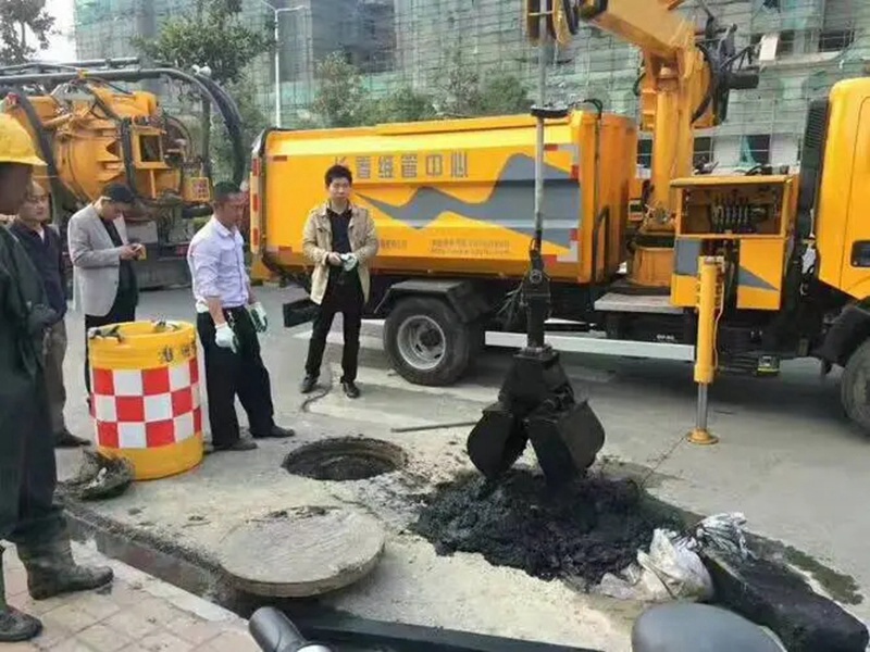 天元街道：网格员化身“清道夫”，为民解忧疏通“堵心”化粪池